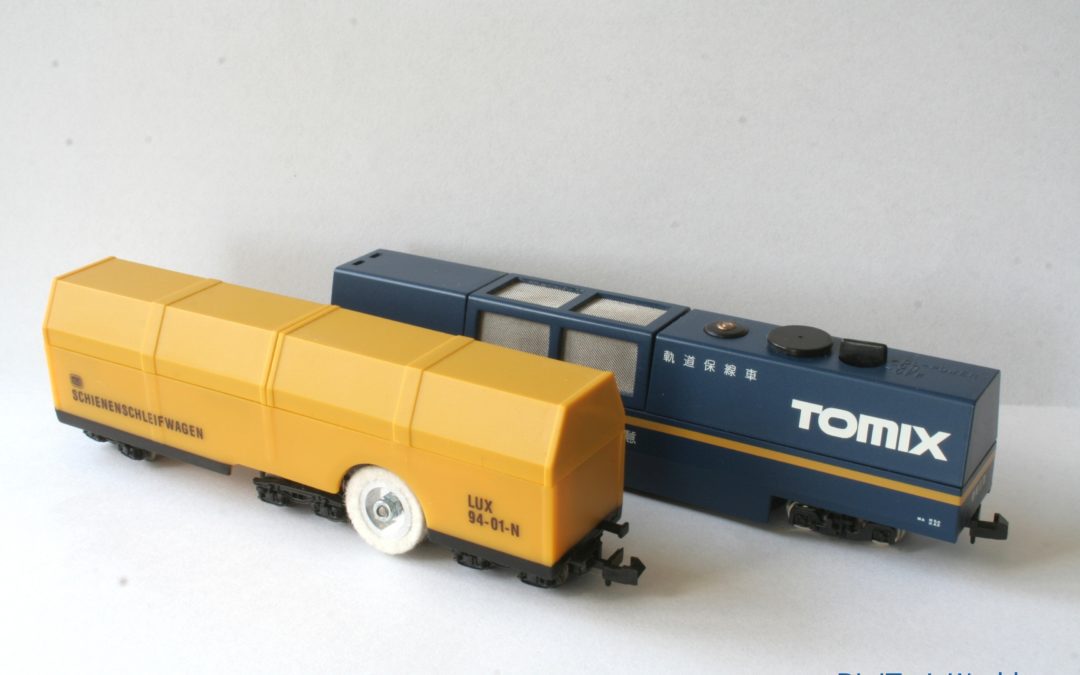 Track cleaning cars: LUX Modellbau vs. Tomix