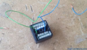 KATO 10704 - Flying Hamburger - DIY 4x470uF capacitors in the inter-car space