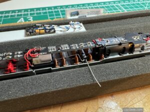 Trains160 Picasso X3800 SNCF - Installing decoder capacitors
