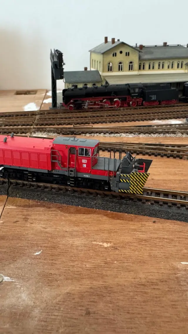 The Fleischmann #Nscale Beilhack snow plower with @zimo_elektronik decoder is so much fun. The fully rotating platform and attention to details is amazing at this scale. I’ll try to post a quick review on the blog soon! #nscale #1zu160 #trainsminiatures #echellen #digital