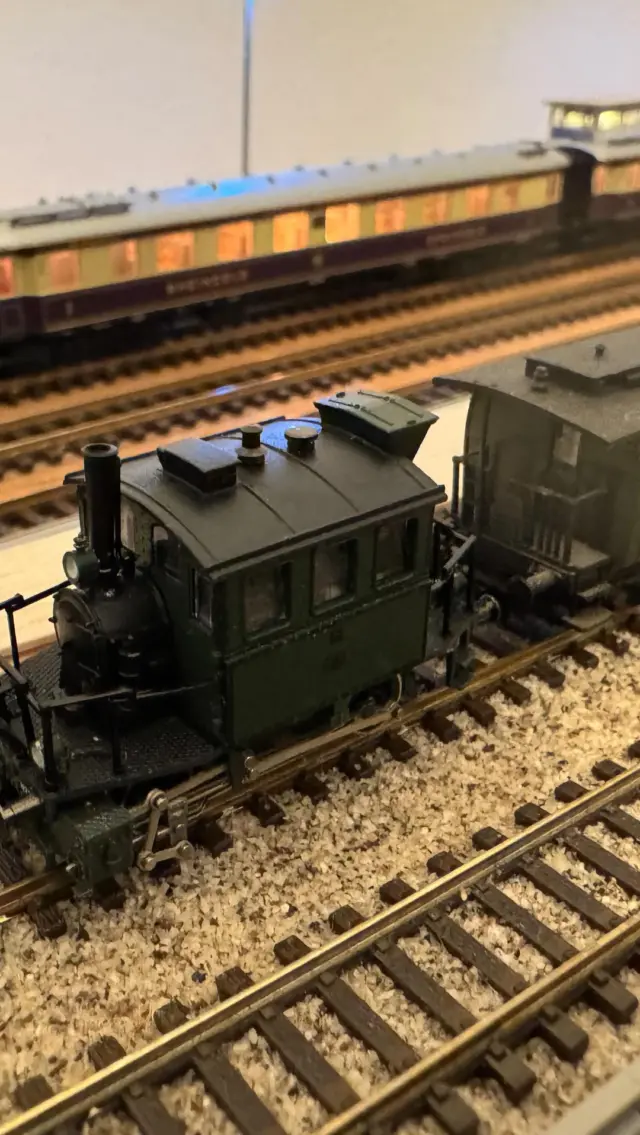 The Minitrix Glaskasten with Zimo sound, powerful Staco stay alive and led headligts. Very happy with my DCC conversion, more details on the blog (link in bio)
#nscale #modeltrains #dcc #digital #trainsminiatures #echelleN #modelrailroad #hobby #modelisme #1zu160 #modellbahn